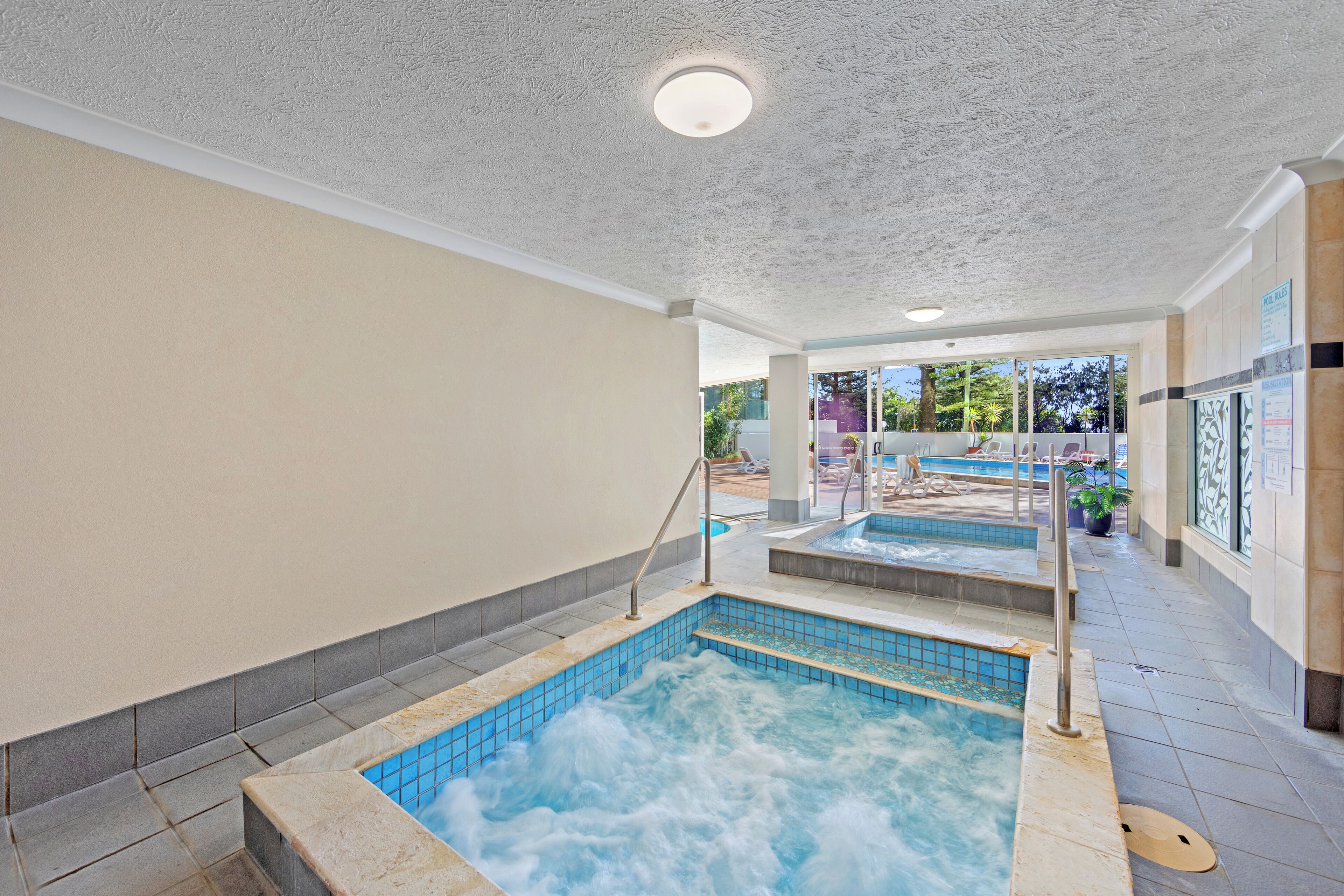 Un área de spa con jacuzzi y piscina.