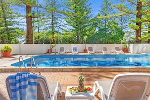 Kolam renang tertutup, kolam renang terbuka, kerusi lepak pantai 