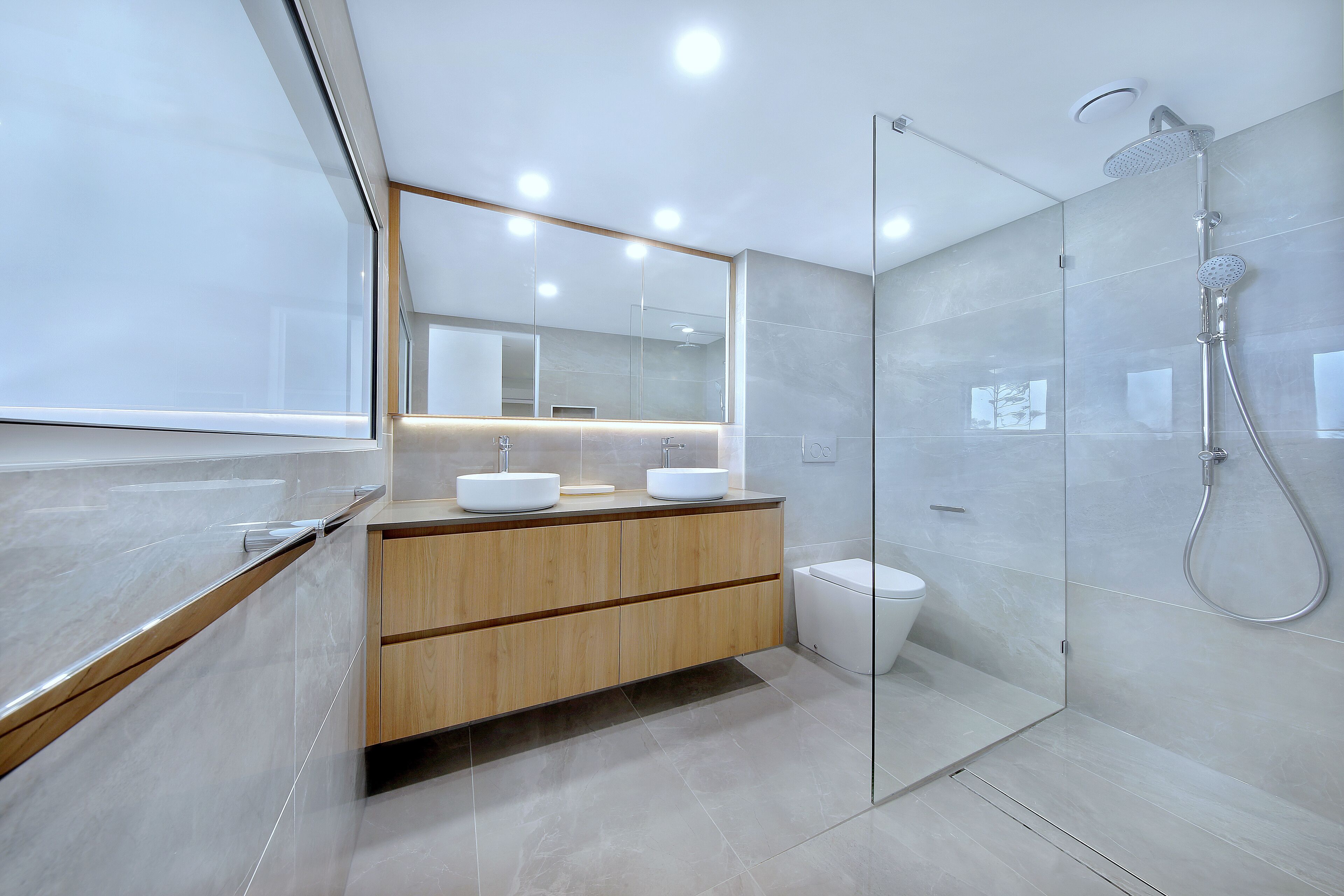 deluxe apartment, 2 bedrooms | bathroom | shower, hair dryer, towels