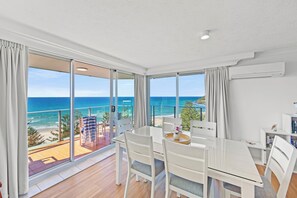 Apartamento Deluxe, 2 habitaciones | Zona de estar | Televisión de pantalla plana de 48 pulgadas con canales por satélite