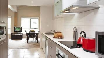 Standard Apartment, 2 Bedrooms, Non Smoking, Kitchen | Dapur kecil peribadi | Peti sejuk/penyejuk beku saiz penuh, ketuhar gelombang mikro, ketuhar