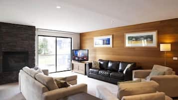 Departamento Premier, varias habitaciones, para no fumadores, cocina | Área de sala de estar | Televisión LCD y reproductor de DVD
