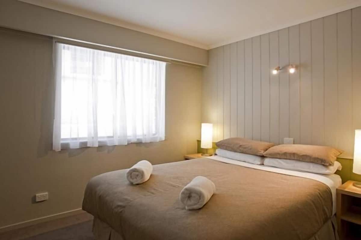 4 Share  | Premium bedding, iron/ironing board, cribs (free)