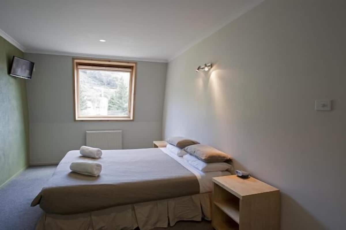 12 Share Deluxe  | Premium bedding, iron/ironing board, cribs (free)