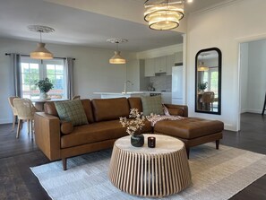 Bellevue House | Premium bedding, down comforters, blackout drapes, soundproofing - Pokolbin Farm Stay (Pokolbin)