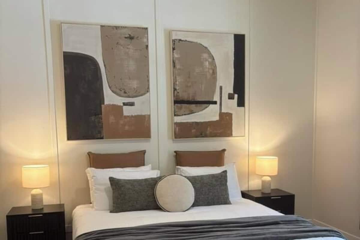 Traditional Room | Premium bedding, down duvets, blackout curtains, soundproofing