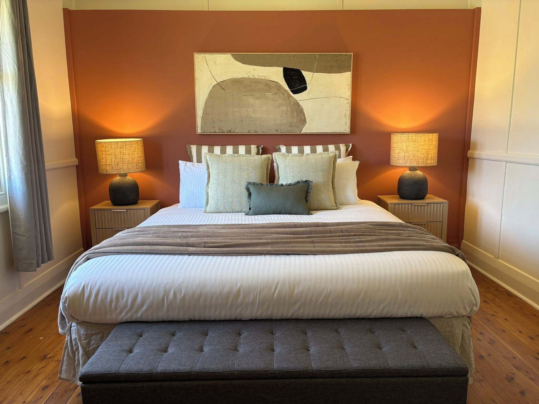 غرفة تقليدية | أغطية فراش متميزة وألحفة محشوة بالريش وستائر تعتيم وتجهيزات عازلة للصوت