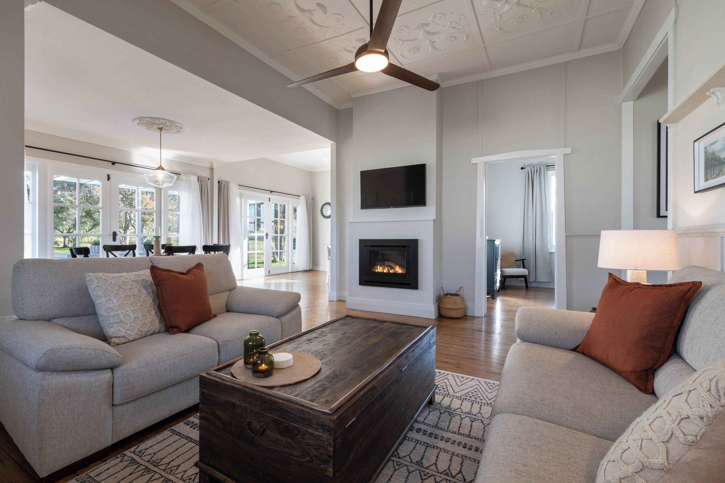 The Winemakers | Living area | Fireplace