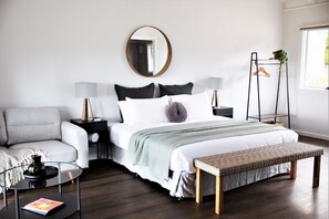 Vineyard Villa - 1 x King bed | Premium bedding, down comforters, blackout drapes, soundproofing - Pokolbin Farm Stay (Pokolbin)