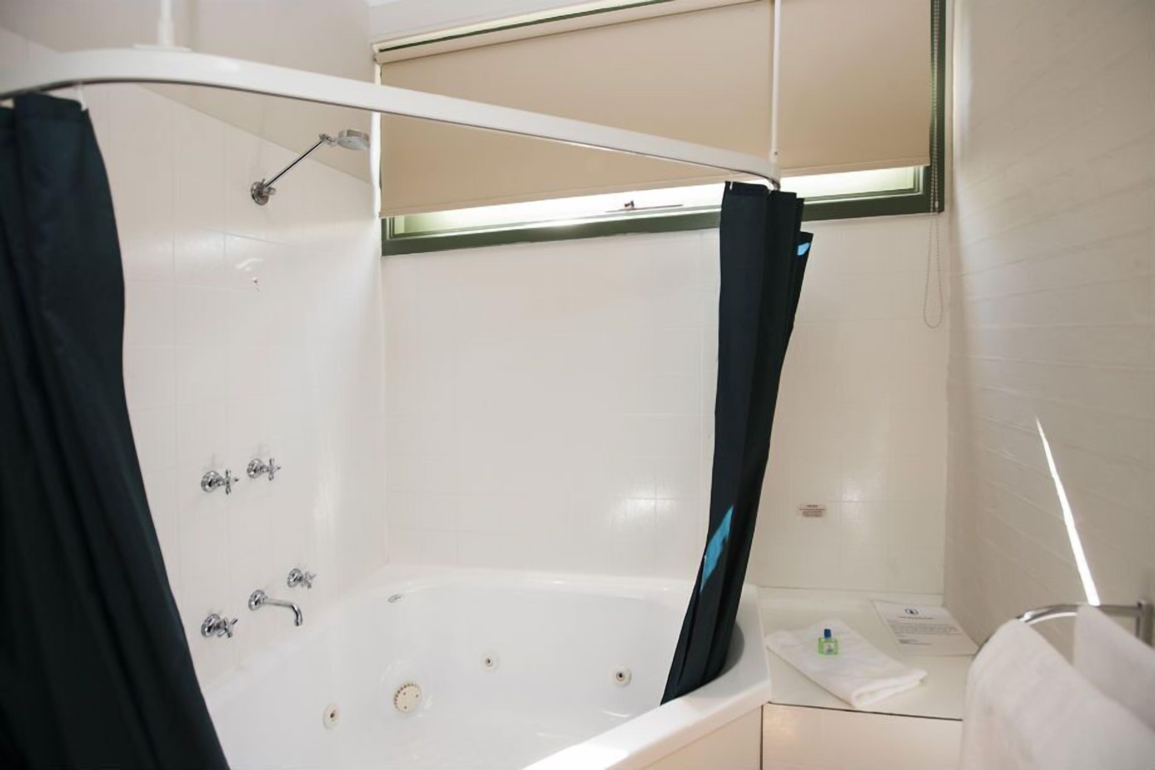 Combined shower/bathtub, jetted bath, free toiletries, hair dryer