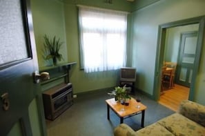 32-inch LCD TV with digital channels, TV, DVD player - Ballarat Serviced Apartments (Soldiers Hill)
