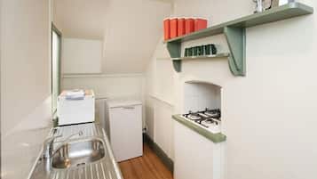Lemari es, microwave, mesin pembuat kopi/teh, dan ketel listrik
