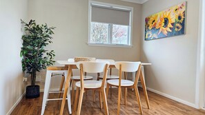 3 Bedroom House | In-room dining - Carramar Motor Inn (Palmerston North)