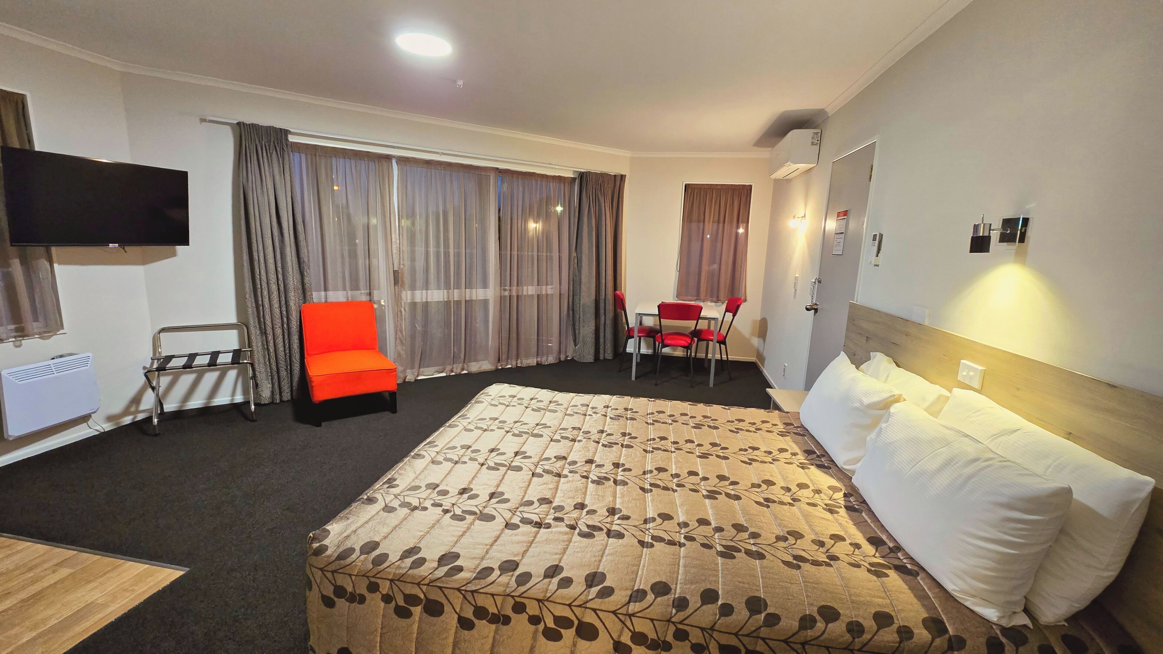 Suite executiva, cuina bàsica | Minibar, wifi gratuïta i roba de llit 