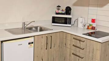 Executive Suite, Kitchenette | Private kitchen