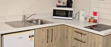 Executive Suite, Kitchenette | Private kitchen | Fridge, microwave, coffee/tea maker, electric kettle