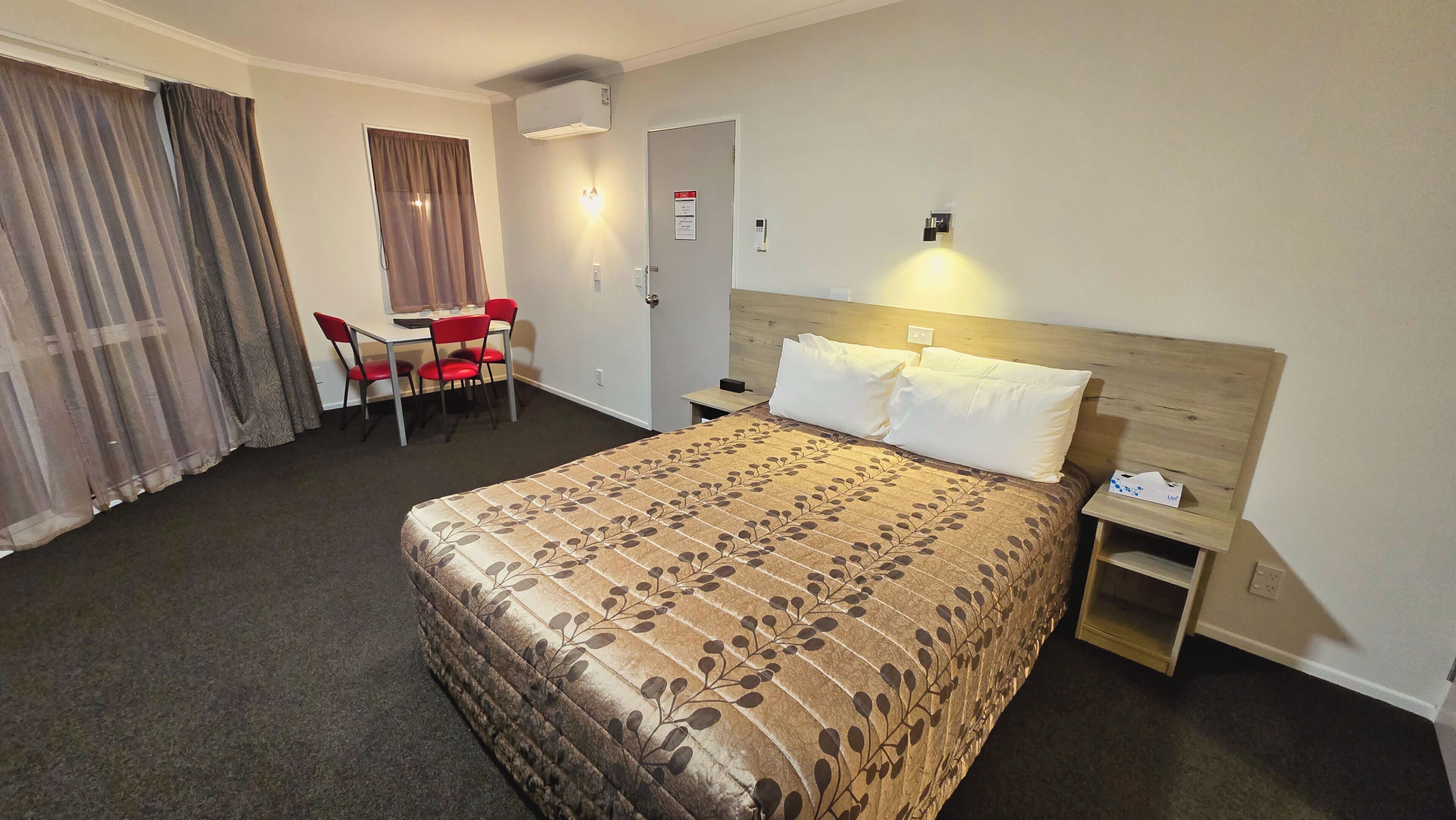 Executive Suite, Kitchenette | Minibar, free WiFi, bed sheets