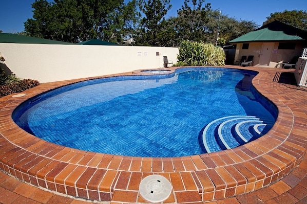 Outdoor pool, pool loungers - Kirribilli Riverfront Apartments (New Farm)