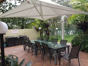 BBQ/picnic area - Kirribilli Riverfront Apartments (New Farm)