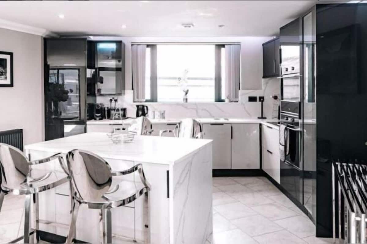 luxury penthouse, 1 king bed | private kitchen | electric kettle