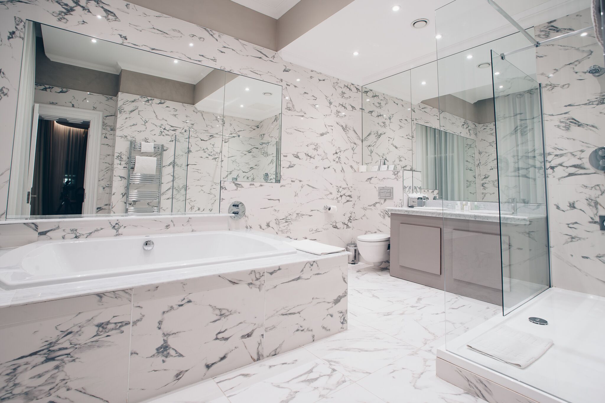 presidential suite (west wing) | bathroom | combined shower/bathtub, free toiletries, hair dryer, towels