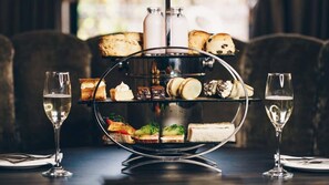 Café da manhã, almoço e jantar; culinária britânica 