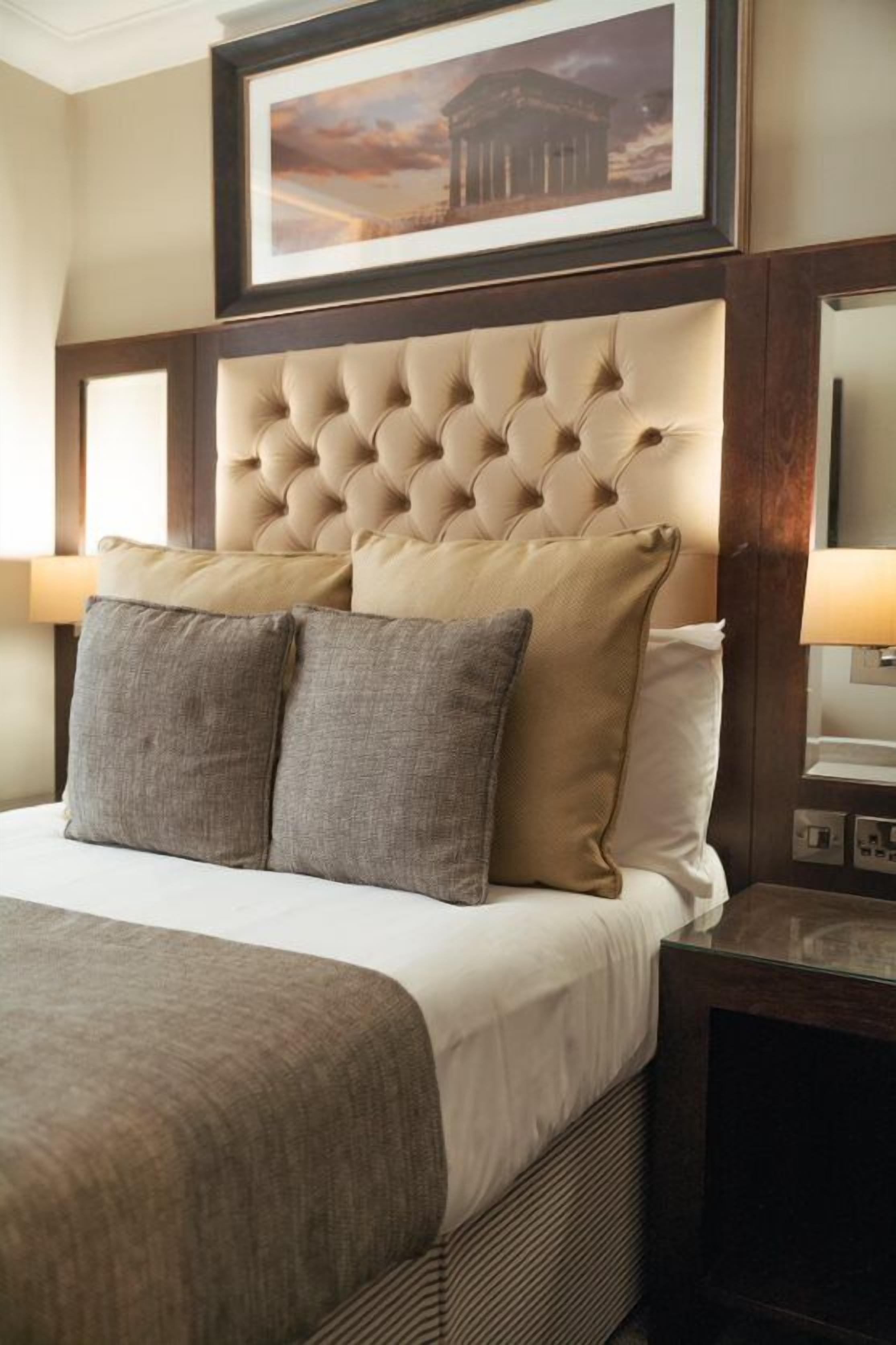 city apartment, 1 bedroom | 1 bedroom, minibar, desk, laptop workspace