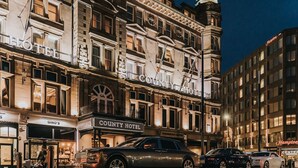 Ein historisches Gebäude mit einem markanten Schild für das County Hotel.