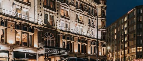 Bagian depan properti - sore/malam