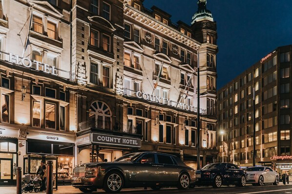 Fachada da propriedade à noite