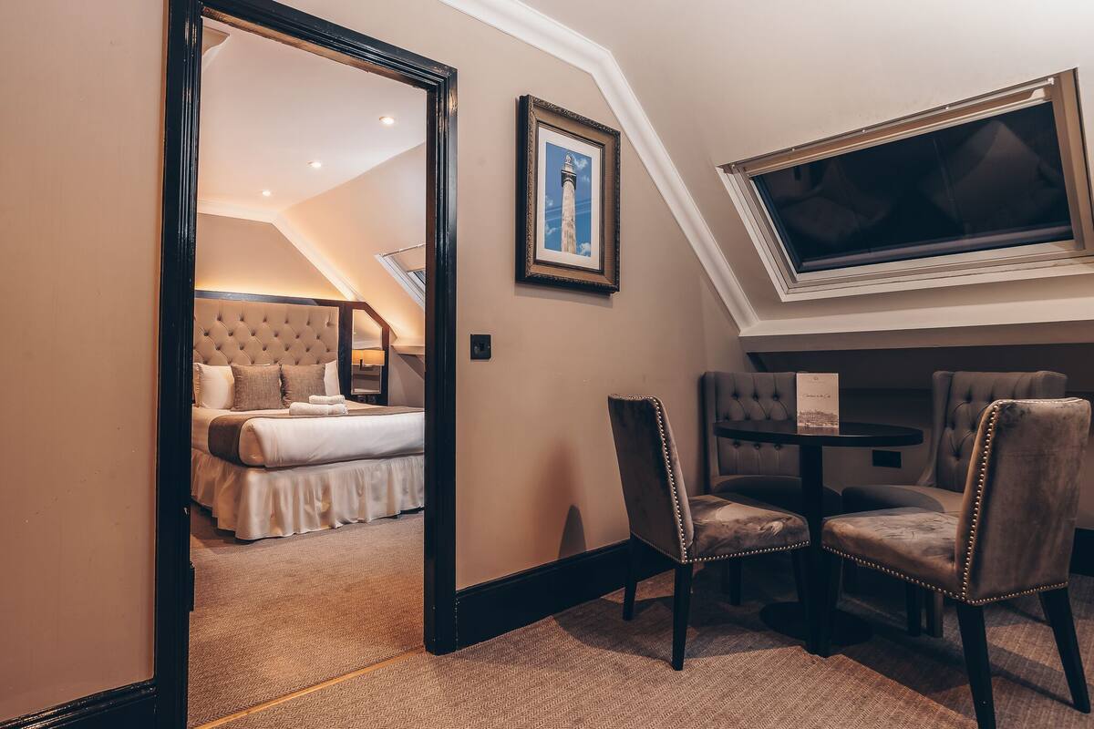 Penthouse (West Wing) | Minibar, desk, laptop workspace, blackout drapes
