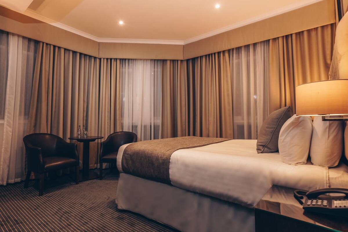 Executive Double Room | Minibar, desk, laptop workspace, blackout drapes