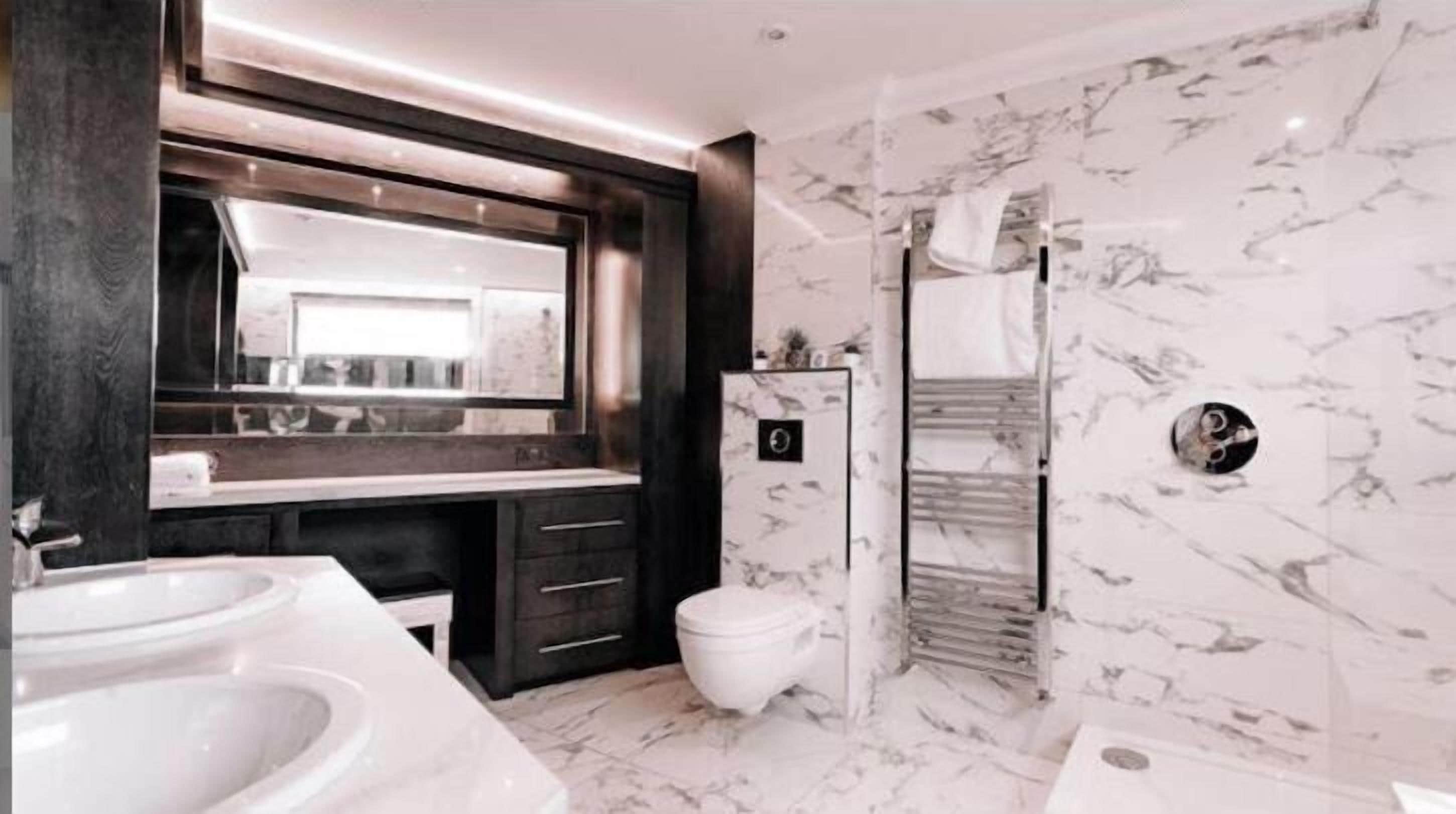 luxury penthouse, 1 king bed | bathroom | combined shower/bathtub, free toiletries, hair dryer, towels
