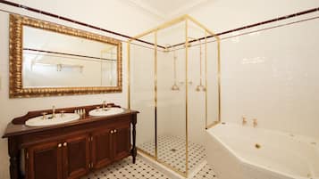 Apartamento de lujo, 1 habitación | Baño | Artículos de higiene personal gratuitos, secador de pelo y albornoces
