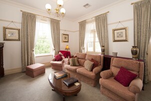 奢华公寓, 2 间卧室, 阳台 | 起居区 | 0-英寸电视（配备数码频道）