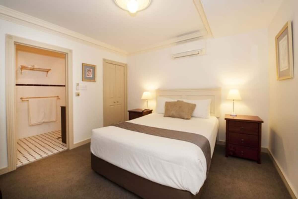 Standard Room, 1 Queen Bed | 1 bedroom, premium bedding, pillow-top beds, minibar