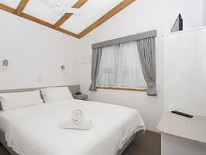 Two Bedroom Deluxe Cabin | Free WiFi, bed sheets - Portland Holiday Village (Portland)