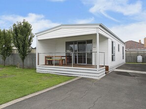 Superior Cabin  | Free WiFi, bed sheets - Portland Holiday Village (Portland)