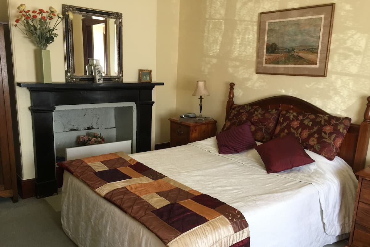 Classic Room, 1 Queen Bed | Iron/ironing board (on request), WiFi (free), bed sheets