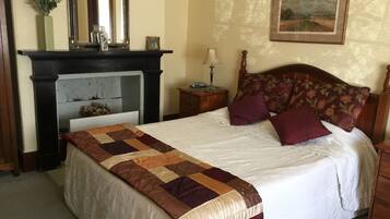 Classic Room, 1 Queen Bed | Iron/ironing board, free WiFi, bed sheets