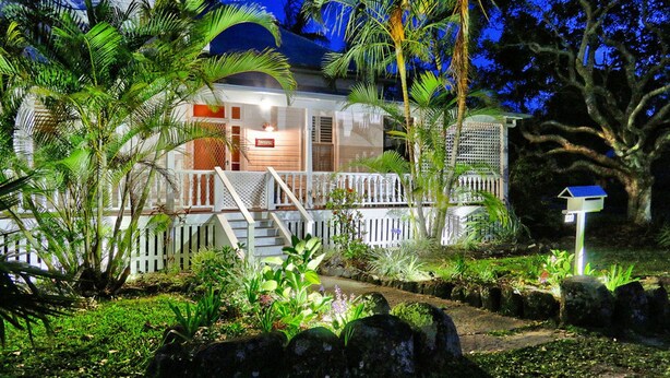 A house with a white fence, a porch, and a sign that reads "THOMAS." - Arcadia House (Byron Bay)