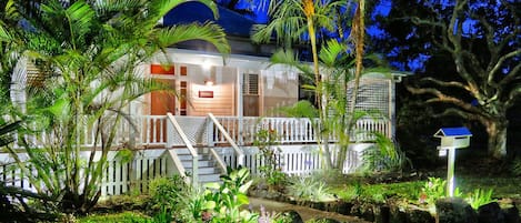 Fachada de la propiedad por la tarde o noche