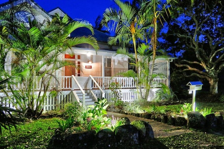 住宿正面 - 傍晚/夜晚