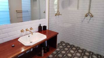 Seafarers | Bathroom | Free toiletries, hair dryer, towels