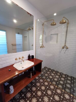 Seafarers | Bathroom | Free toiletries, hair dryer, towels - Arcadia House (Byron Bay)