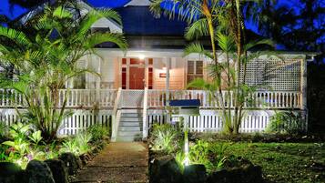 Bagian depan properti - sore/malam