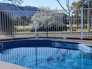 Una piscina al aire libre, tumbonas