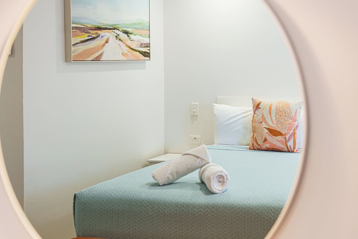Standaard kamer, niet-roken (Twin room) | Een minibar, verduisterende gordijnen, een strijkplank/strijkijzer