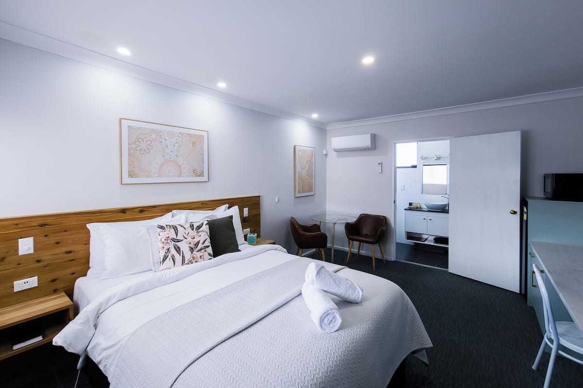 Superior kamer, 1 queensize bed (No Pets Allowed) | Een minibar, verduisterende gordijnen, een strijkplank/strijkijzer