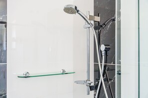 Superior Queen Room - No Pets Allowed | Bathroom | Shower, hair dryer, towels - Roydons Motor INN (West Tamworth)
